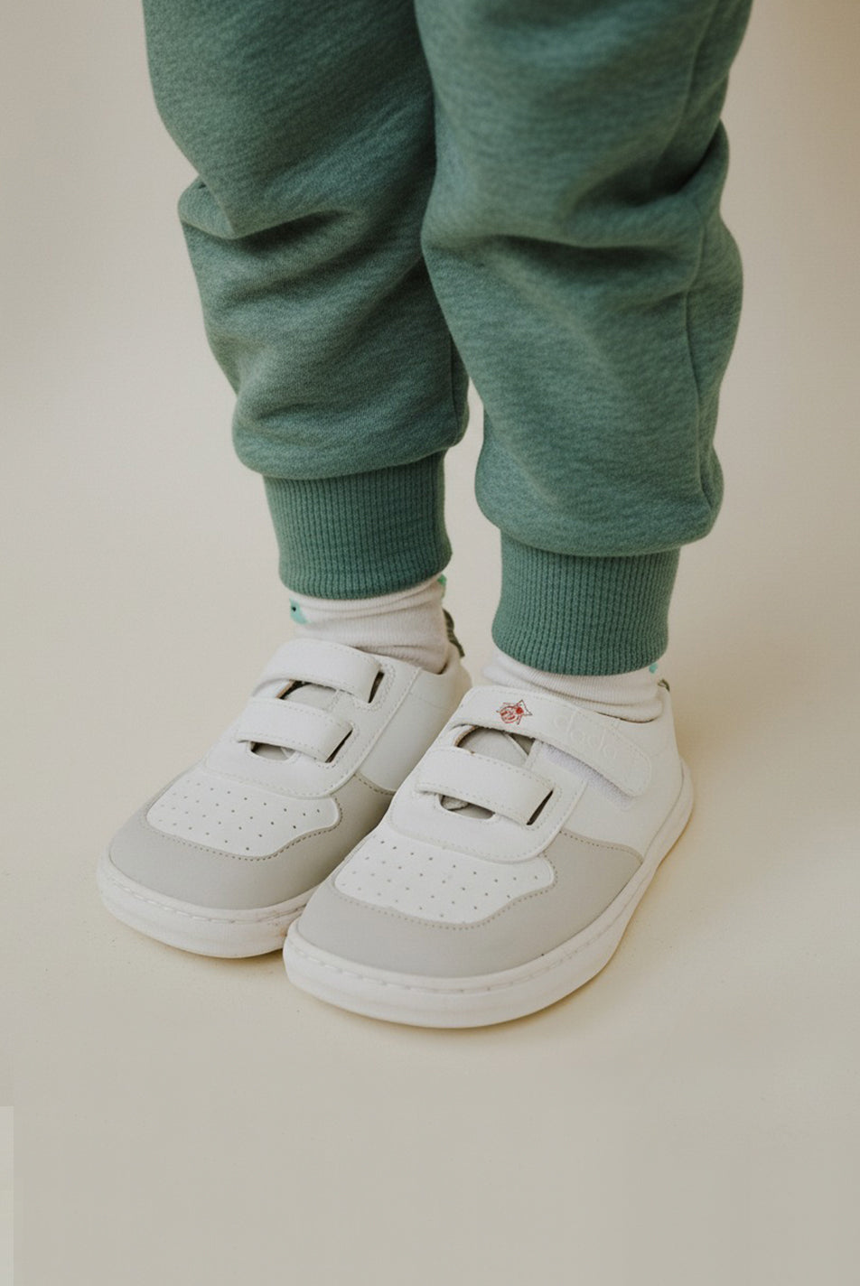 SUKI GRIS (velcro extra mostaza y stickers 🎁)