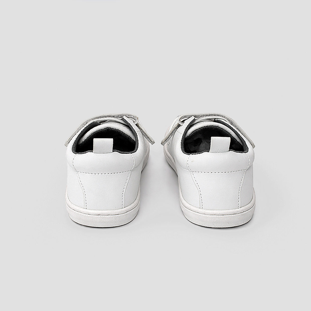 PUMO SCHOOL | ZAPATILLA BAREFOOT BLANCA KIDS ♻️  PUNTERA PLASTICA REFORZADA (velcro extra gris y stickers de 🎁)