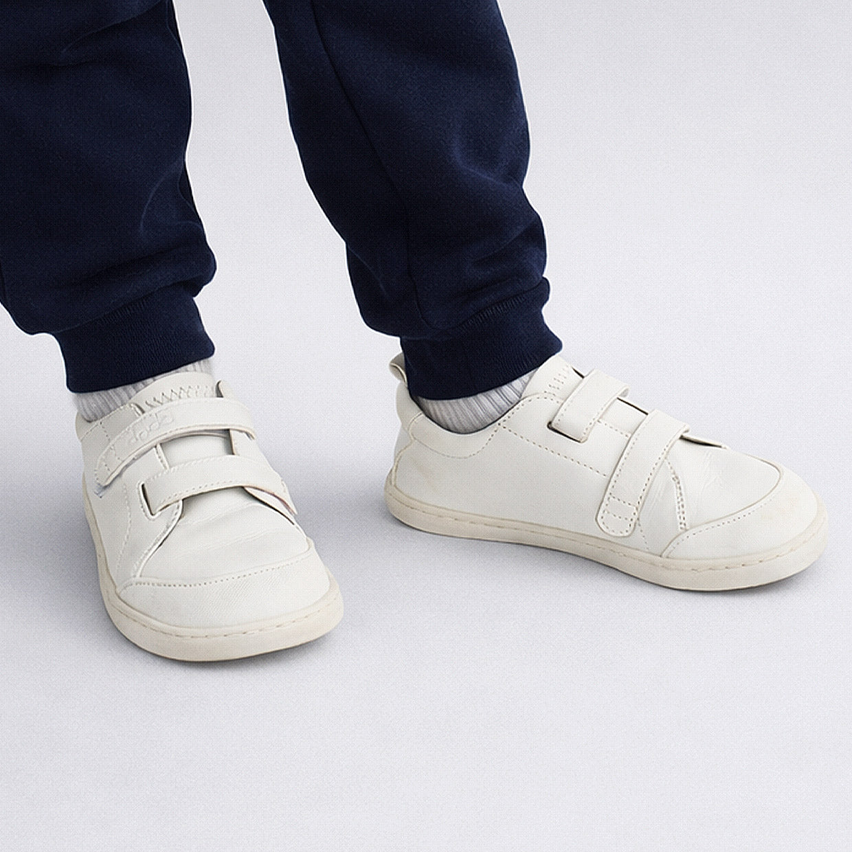 PUMO SCHOOL | ZAPATILLA BAREFOOT BLANCA KIDS ♻️  PUNTERA PLASTICA REFORZADA (velcro extra gris y stickers de 🎁)