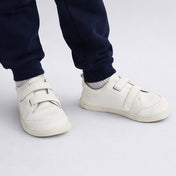 PUMO SCHOOL | ZAPATILLA BAREFOOT BLANCA KIDS ♻️  PUNTERA PLASTICA REFORZADA (velcro extra gris y stickers de 🎁)
