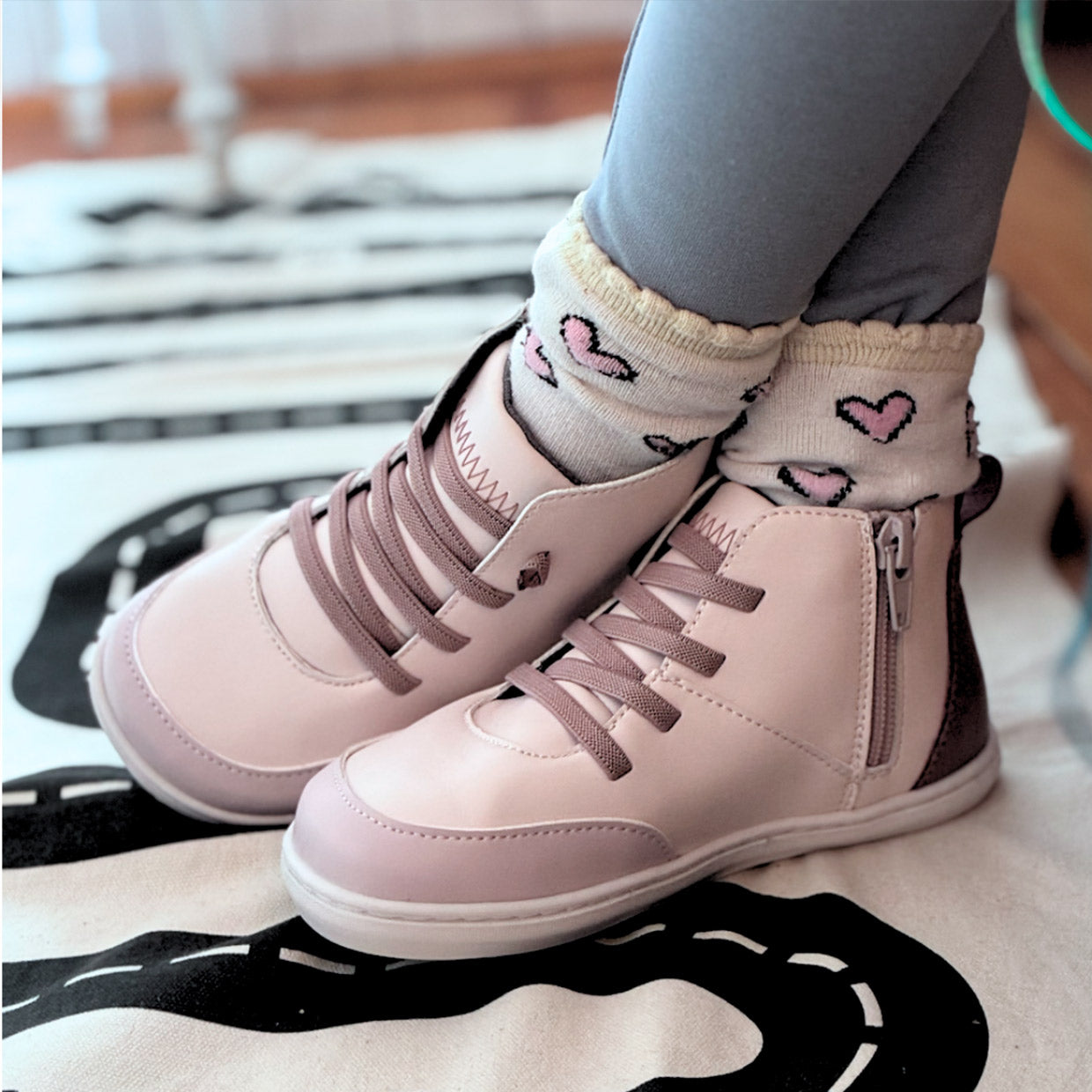 doda-rumi-malva-zapatilla-barefoot-infantil-uso1