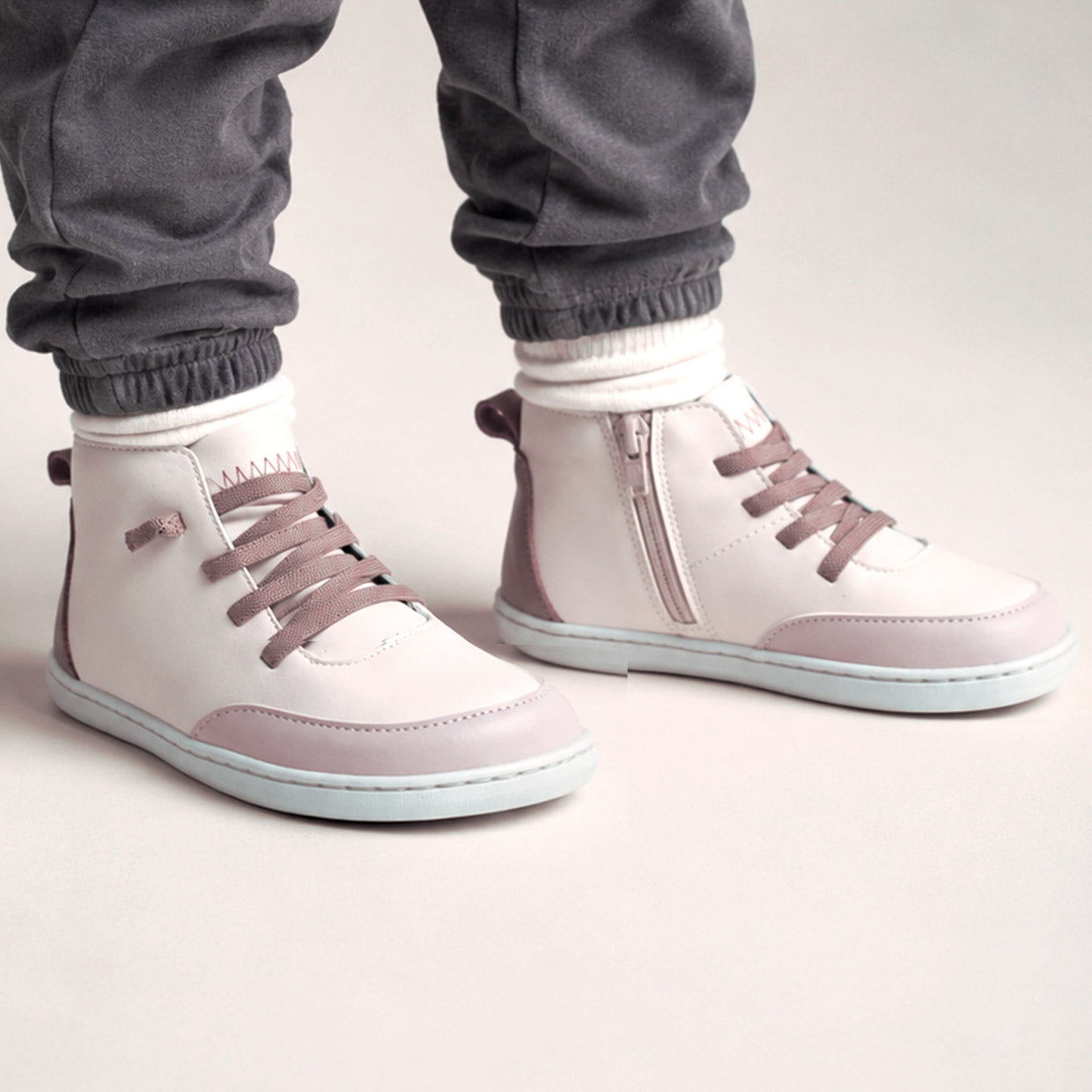 doda-rumi-malva-zapatilla-barefoot-infantil-uso2
