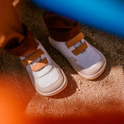 SUKI GRIS | ZAPATILLA BAREFOOT KIDS (velcros extra en mostaza + stickers de 🎁)