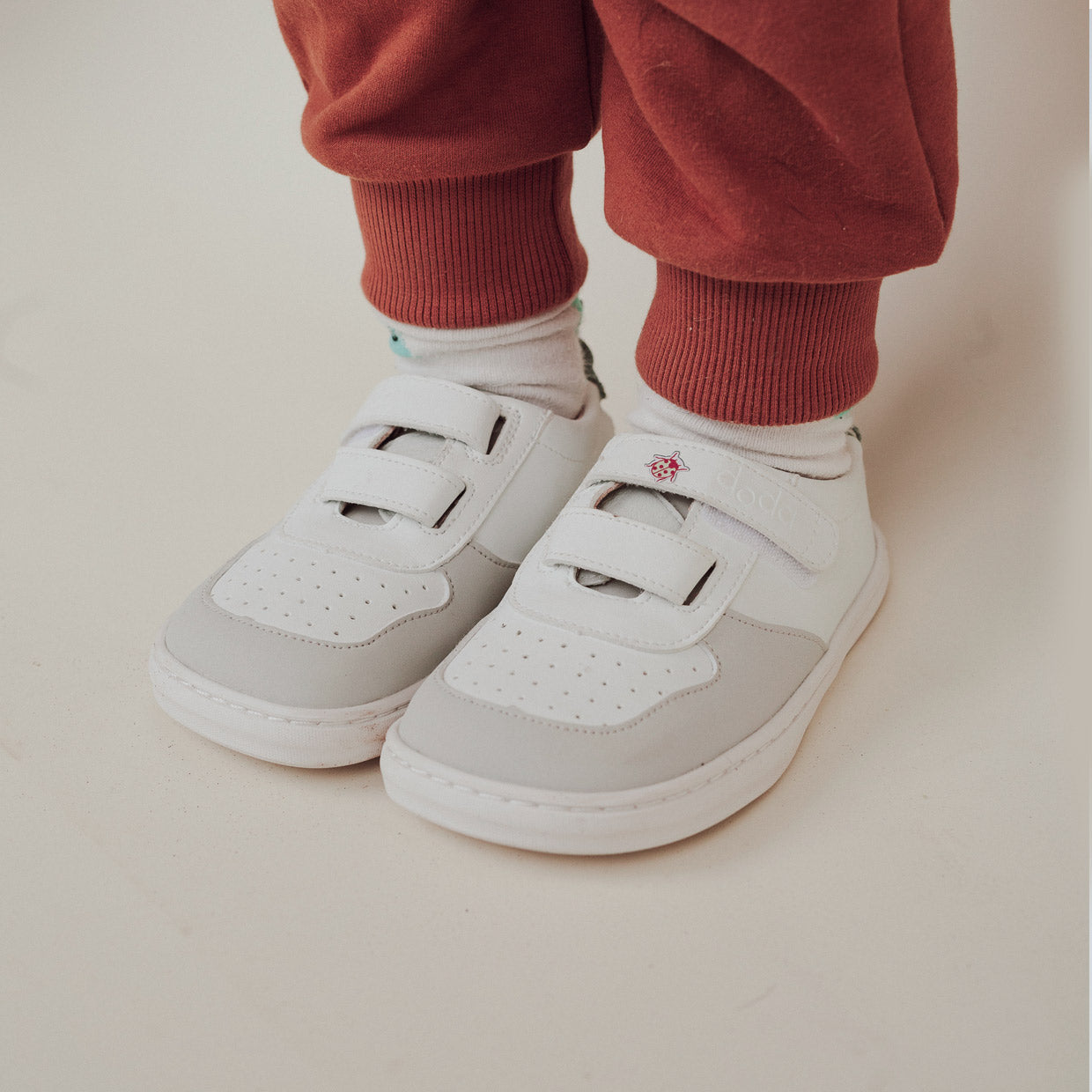 SUKI GRIS | ZAPATILLA BAREFOOT KIDS (velcros extra en mostaza + stickers de 🎁)