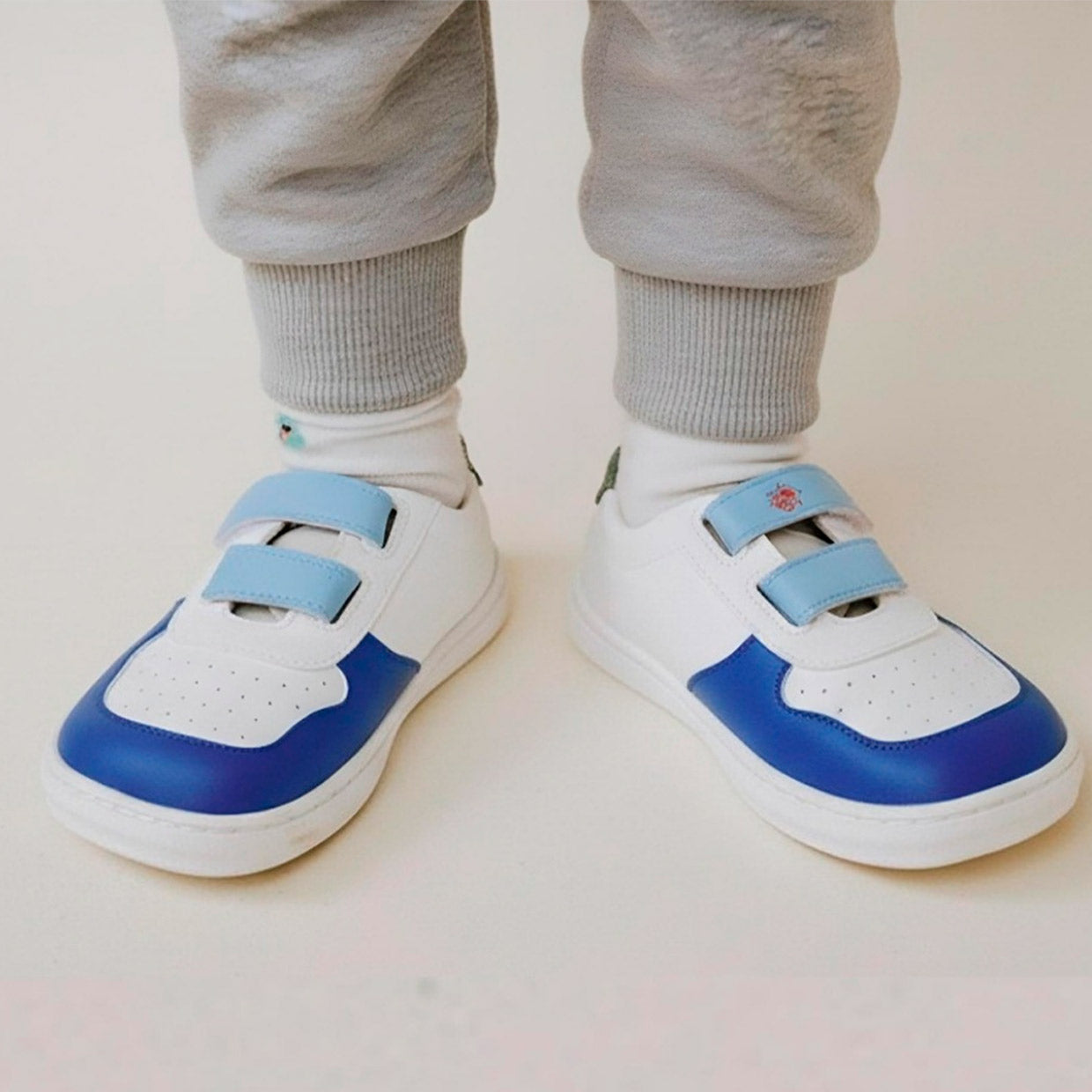 doda-suki-azul-zapatilla-barefoot-infantil-enuso2